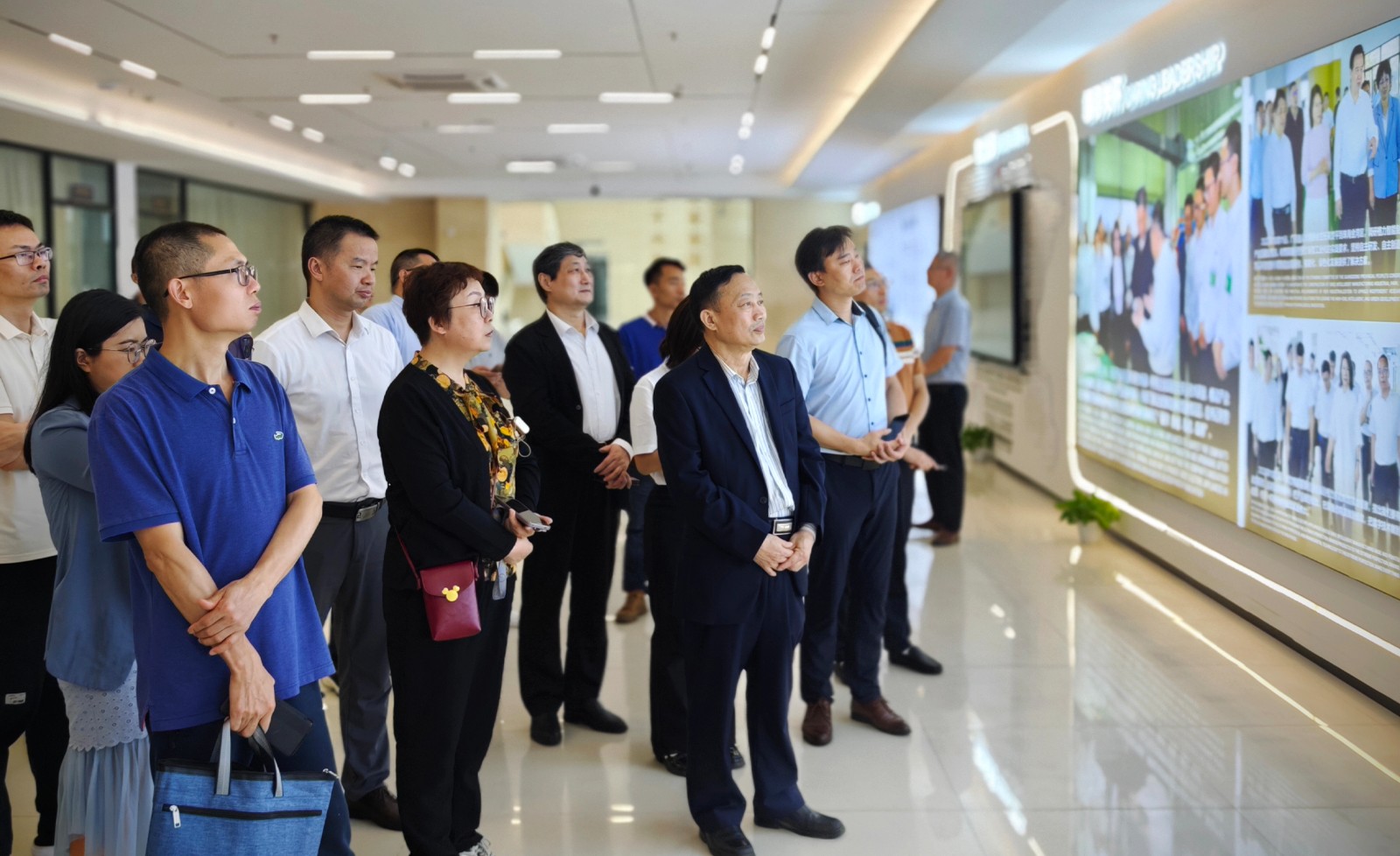 展厅参观.jpg